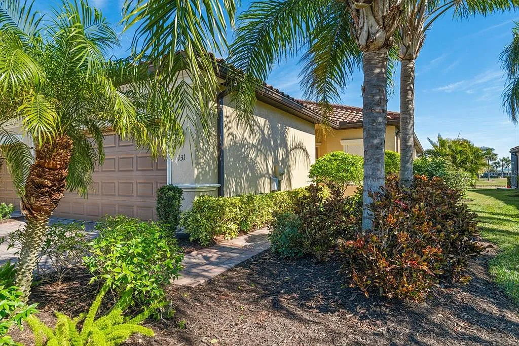 3 bed, 2.0 bath, 1387 sqft, $1,800 — Photo 3