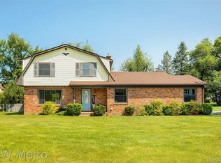 859 White House Dr, Highland, MI 48356