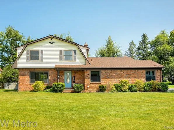 859 White House Dr, Highland, MI 48356