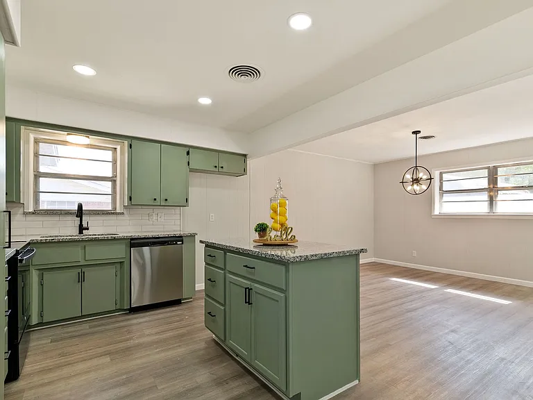 609 S Farmington Rd — Photo 6