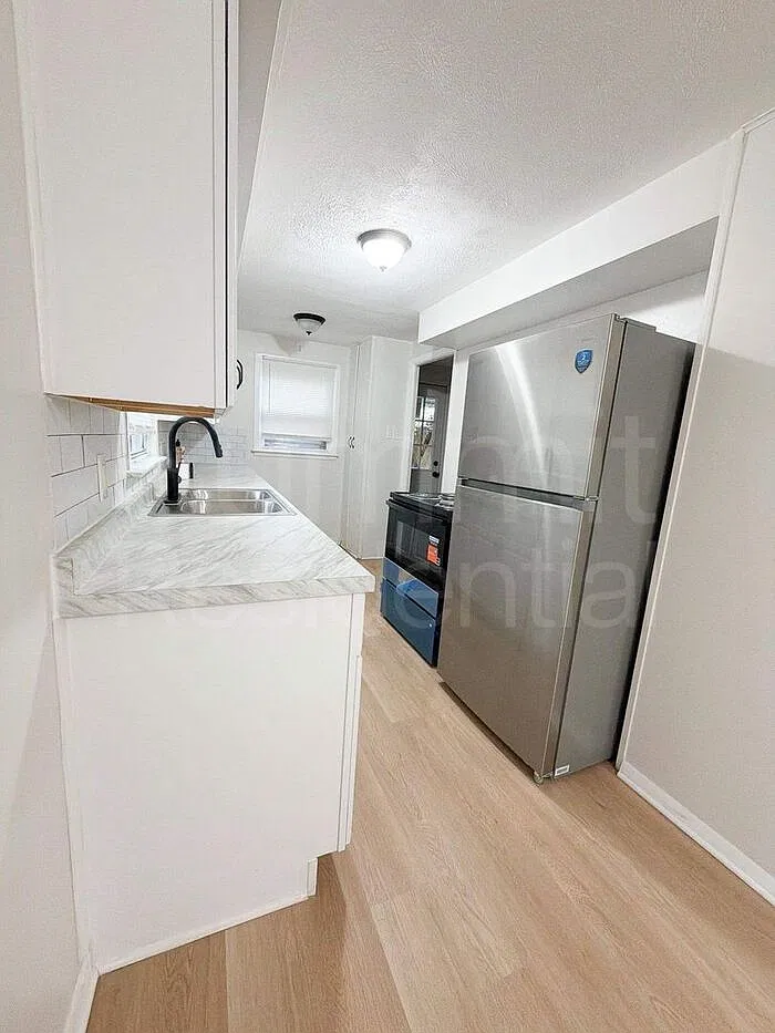 3 bed, 1.0 bath, 1156 sqft, $1,295 — Photo 3
