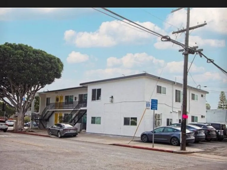 2626 Cloverfield Blvd #12 — Photo 8