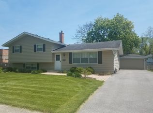 220 W Gartner Rd, Naperville, IL 60540