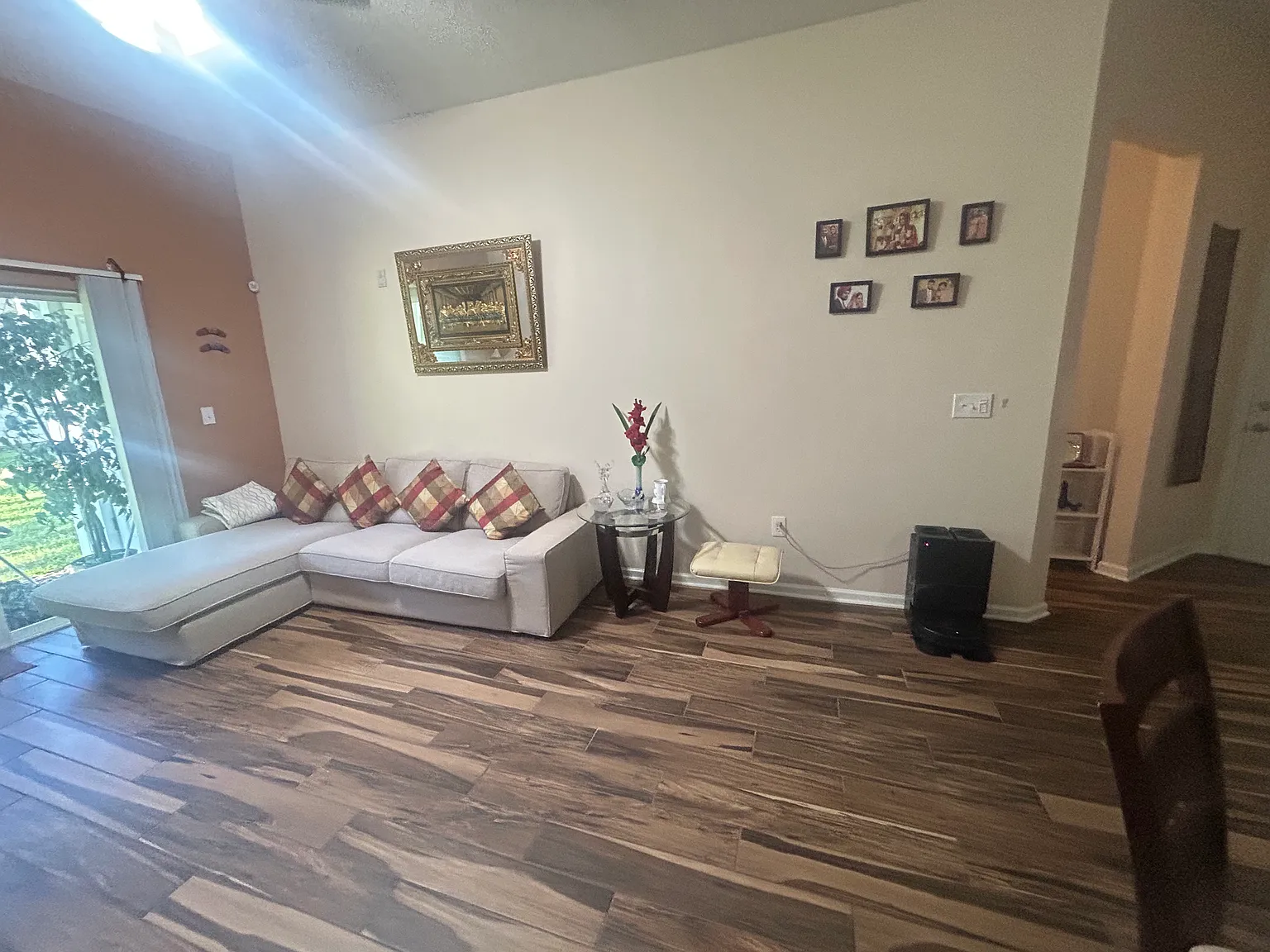 3 bed, 1284 sqft, $1,900 — Photo 1