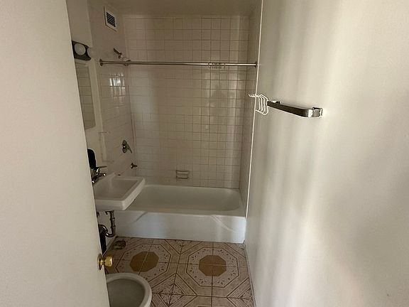 5th image of 1400 E 55th Pl APT 1001S