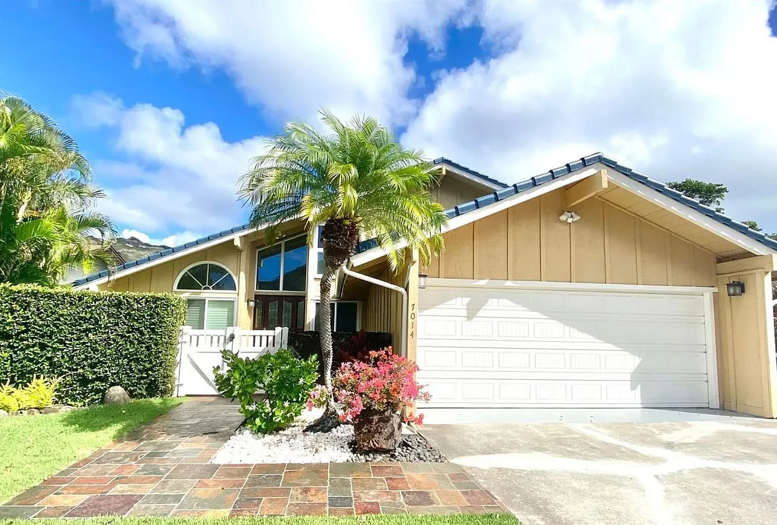 4 bed, 2200 sqft, $6,250 — Photo 1