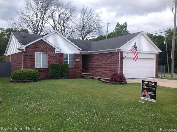 32010 N Oakcrest Dr E, New Baltimore, MI 48047
