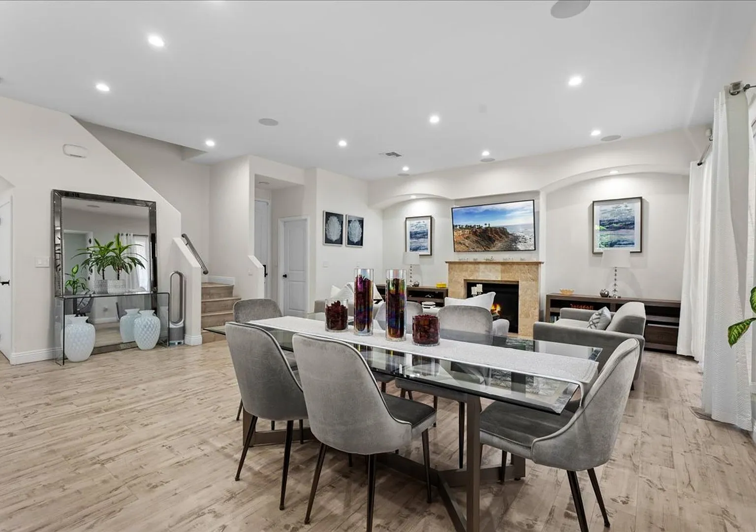 Spacious Tri-Level Townhome in Valley Village — Photo 3