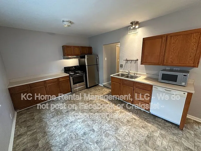 3633 Central St #2 — Photo 9
