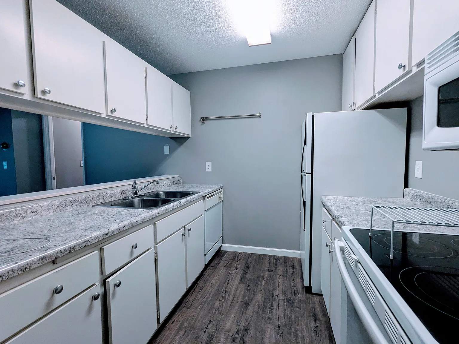 Newly updated 2bdrm 1bath condo with great amenities! 9/1 — Photo 2