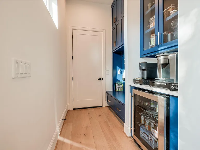 907 W 43rd St — Photo 11