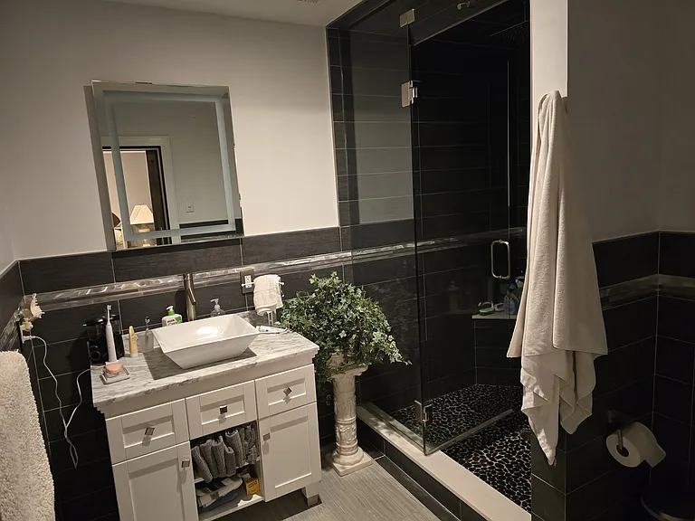 MASTER BATH WITH LARGE WALK IN SHOWER WITH STEAM ROOM THERMOSTAT.