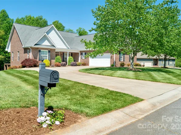 121 Beechmont Dr, Morganton, NC 28655