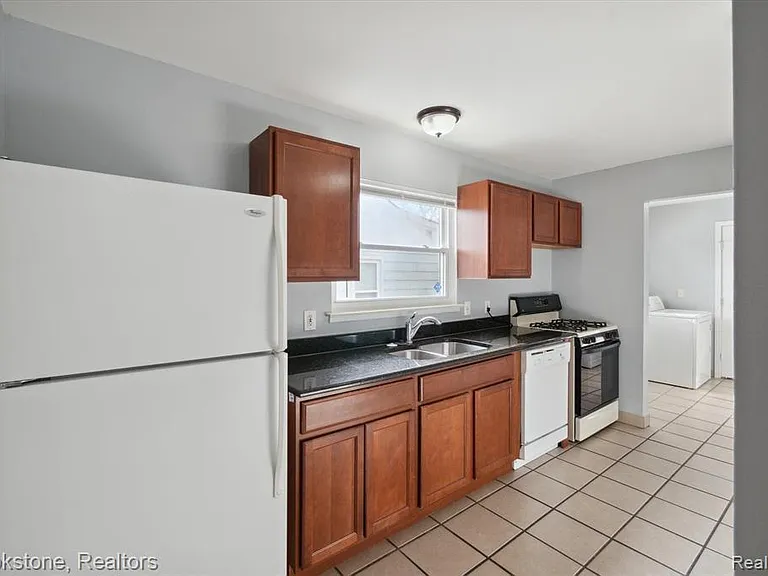 23583 Columbus Ave — Photo 14