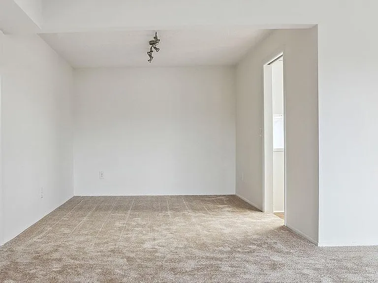 Claymoor Luxury Apartments — Photo 7
