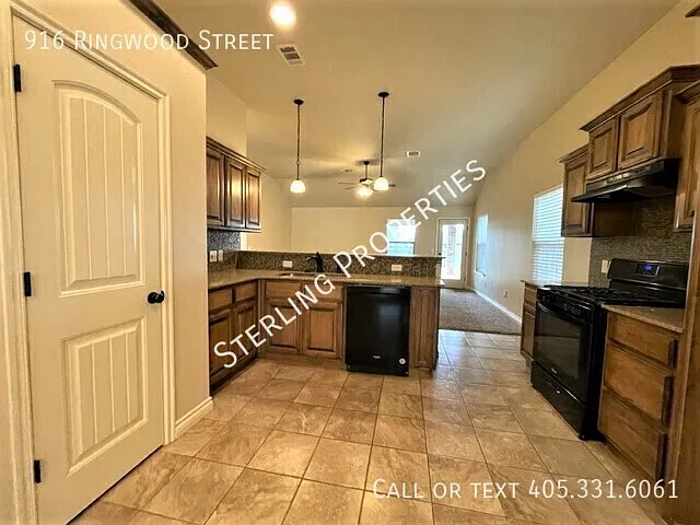 916 Ringwood St — Photo 7