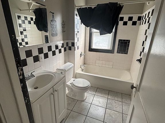 5th image of 310 Crestwood Ave