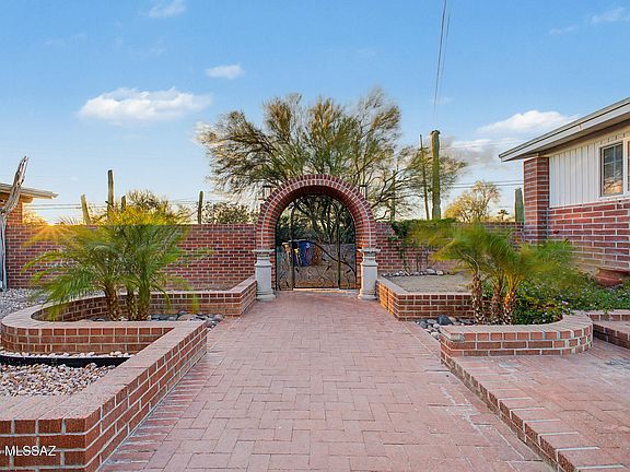 2nd image of 5865 N Escondido Ln