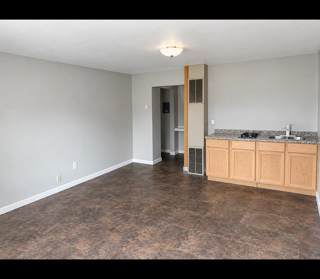 Studio, $900 — Photo 1