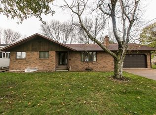 302 Browns Ct SW, Farley, IA 52046