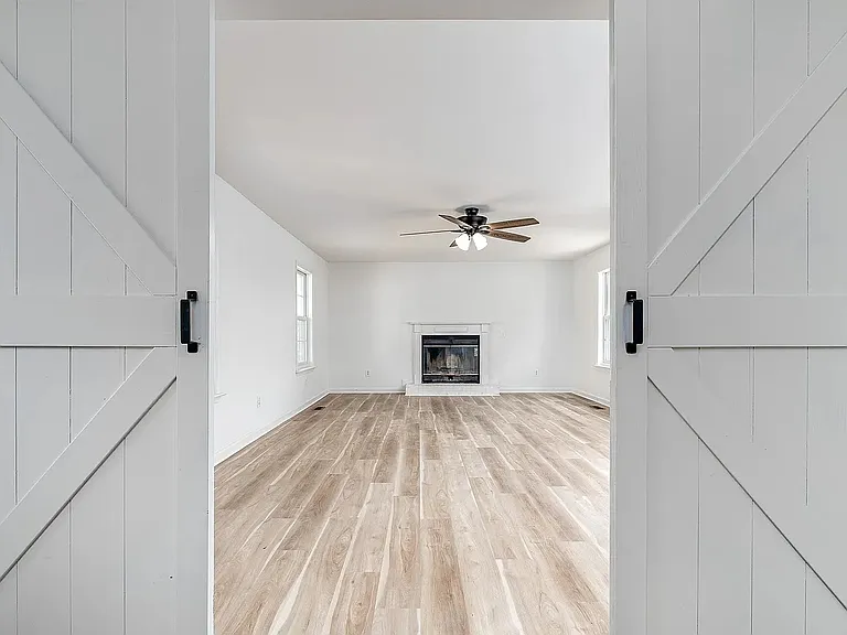 2718 Buckner Ln — Photo 6