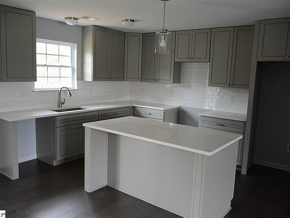 5th image of 200 Lakanwood Ln