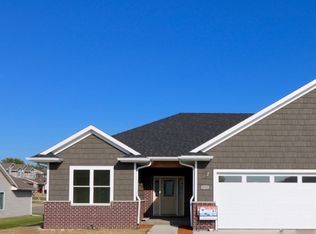 2256 Fawn View Dr, Dubuque, IA 52002