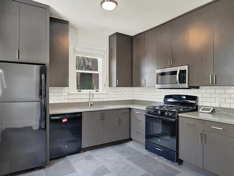 915 Maupas Ave — Photo 6