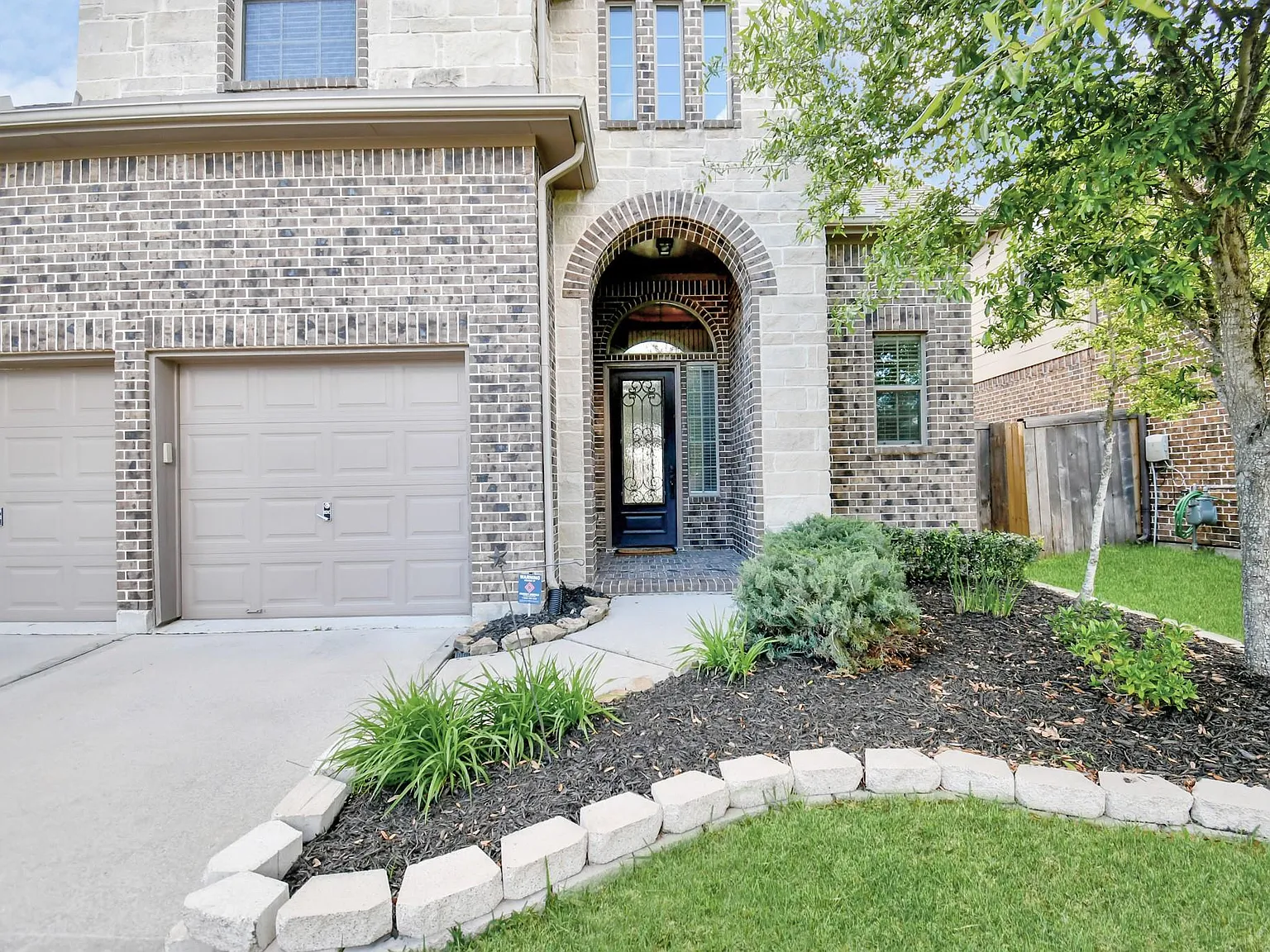 4 bed, 3.5 bath, 3333 sqft, $3,300 — Photo 4