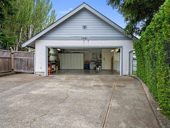 4th image of 1741 Barrie Rd