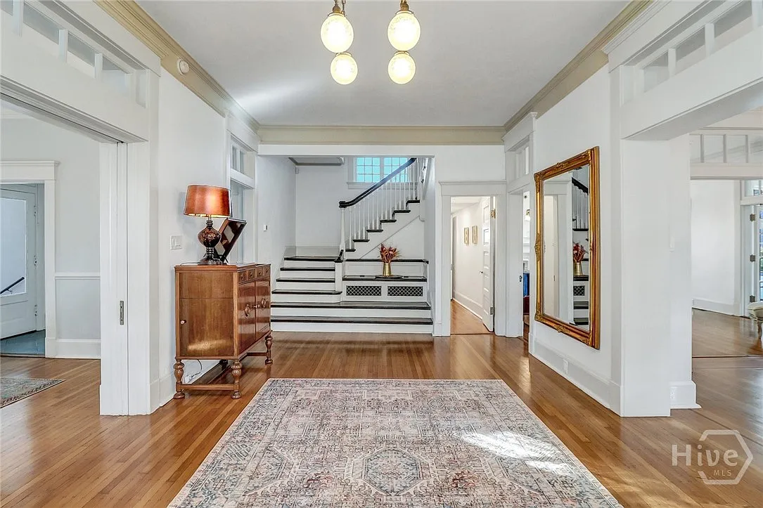 10 bed, 4.0 bath, 6189 sqft, $10,000 — Photo 3