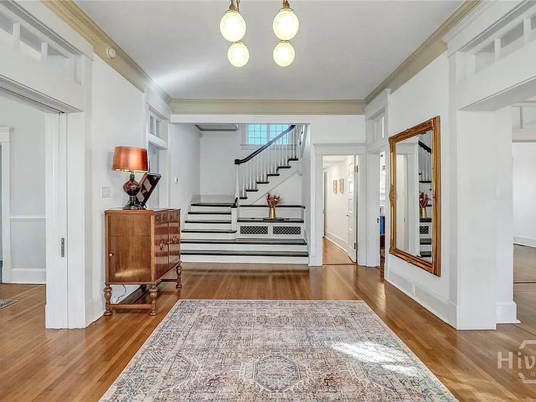 602 E Victory Dr — Photo 3