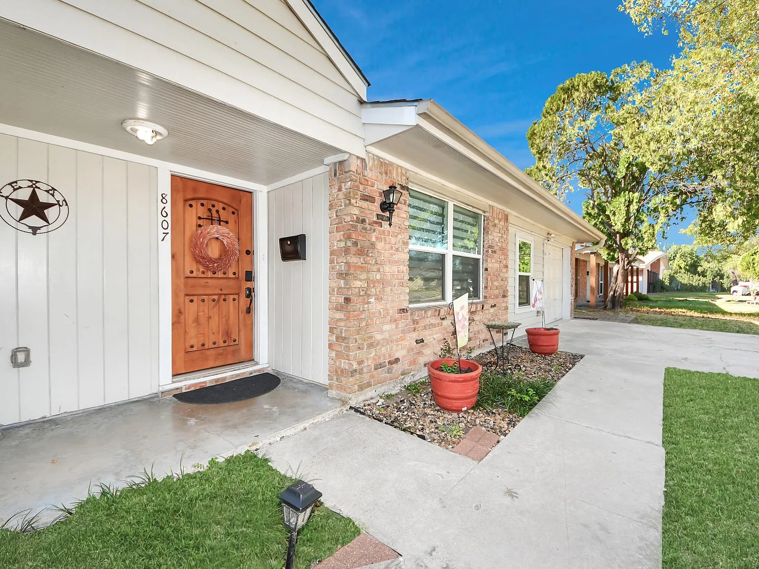 4 bed, 2.0 bath, 1750 sqft, $2,300 — Photo 1