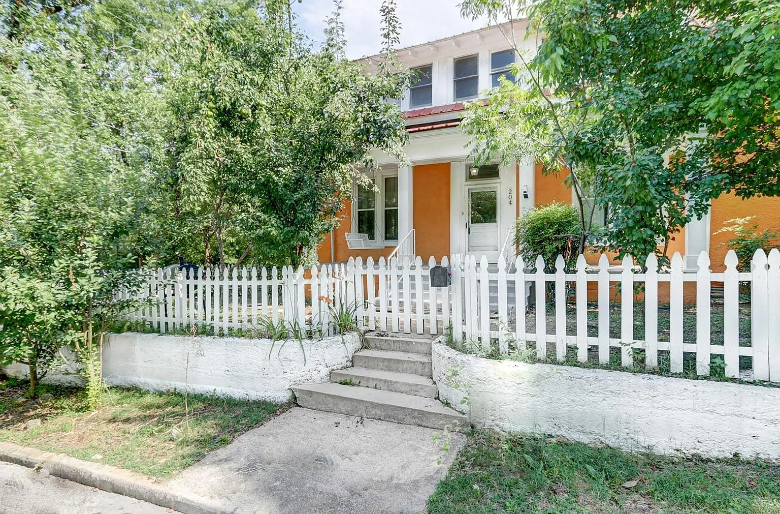 204 Barker St — Photo 1