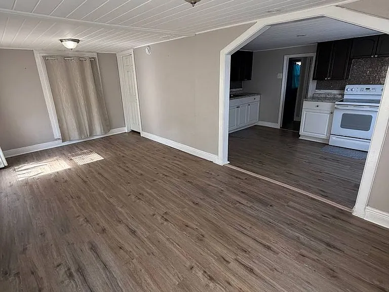 1035 N Davis Ave — Photo 2