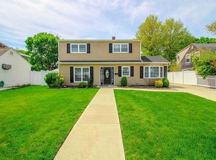 39 Rope Ln, Levittown, NY 11756