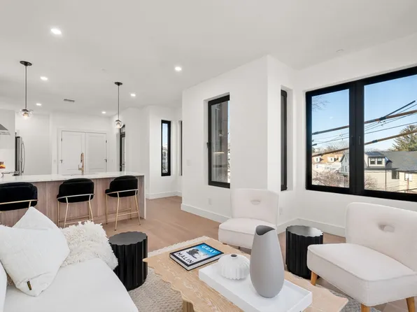 84 Prospect St #302, Somerville, MA 02143