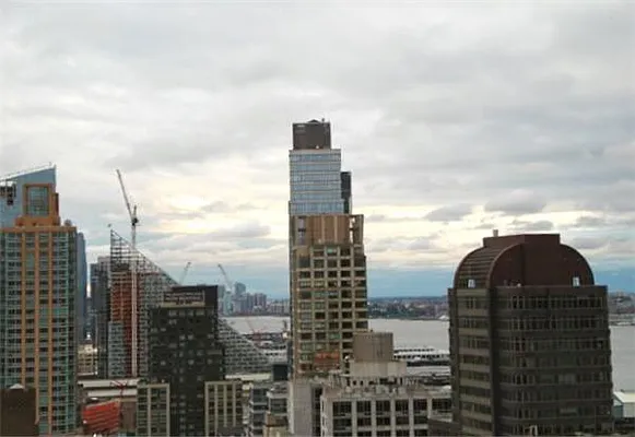 Sold by essential NEW YORK Real Estate | media 14