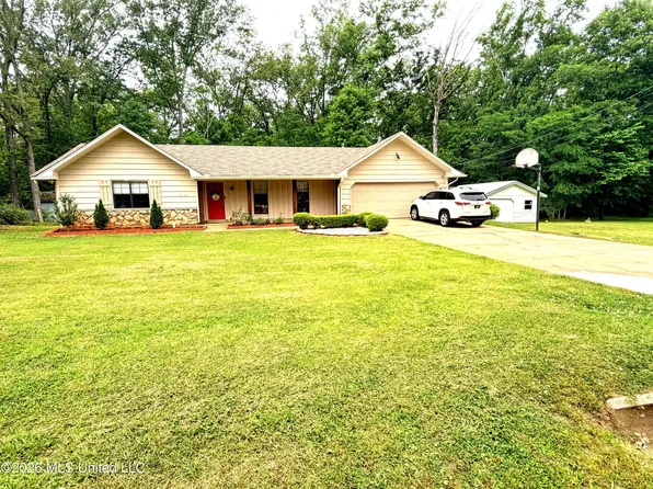 151 Oak Park Dr, Forest, MS 39074