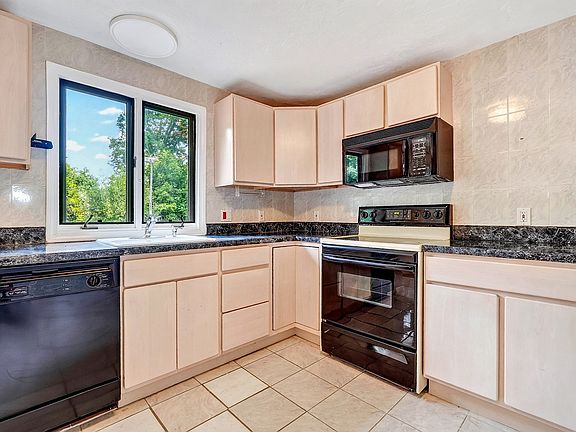 2nd image of 24 Lisa Rd Unit 24