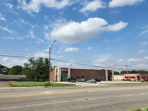 610 Woodlawn Rd, Lincoln, IL 62656