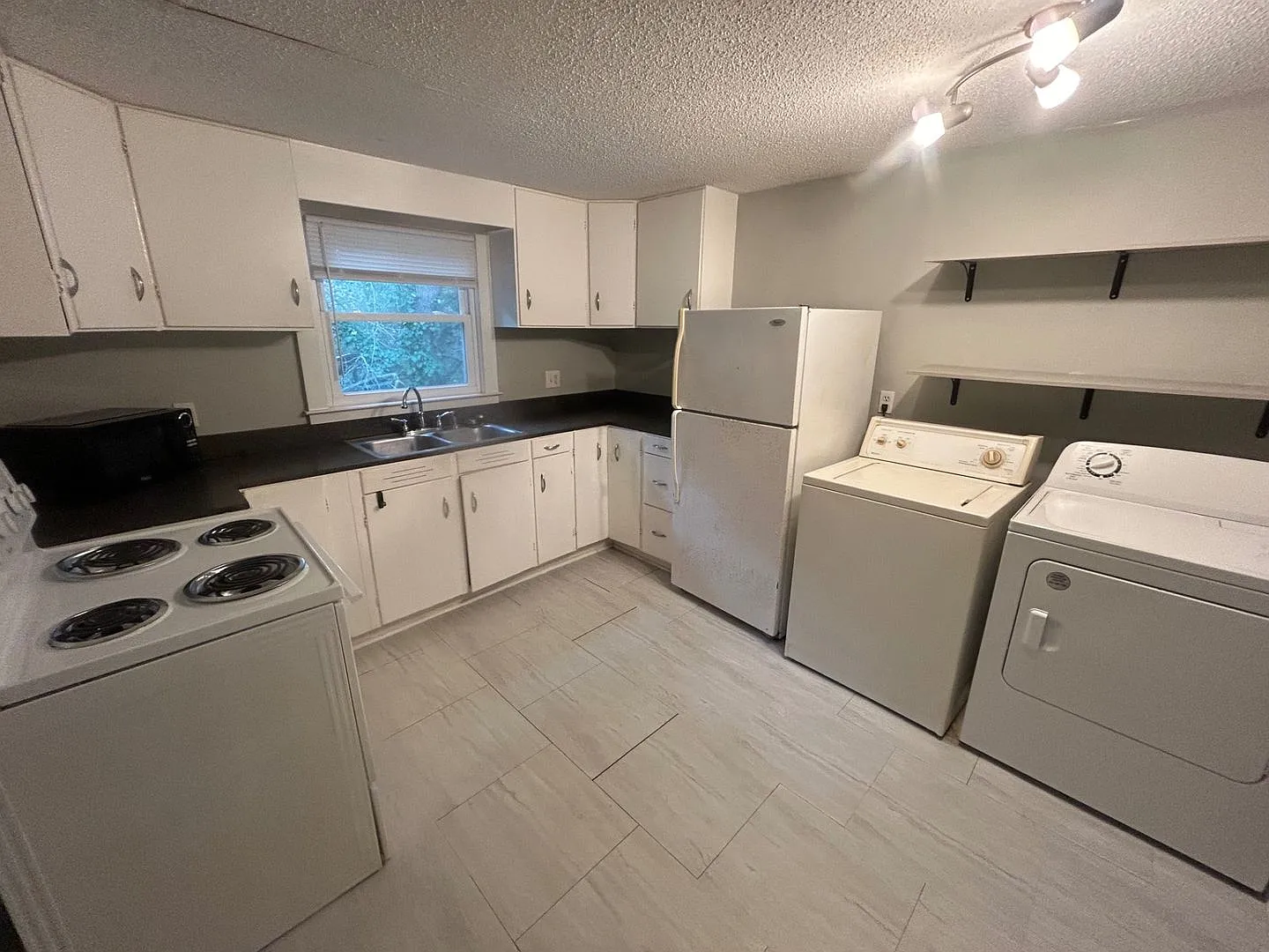 2-Bedroom Upstairs Apartment in Columbia's Rosewood Area $1,100/Month — Photo 4
