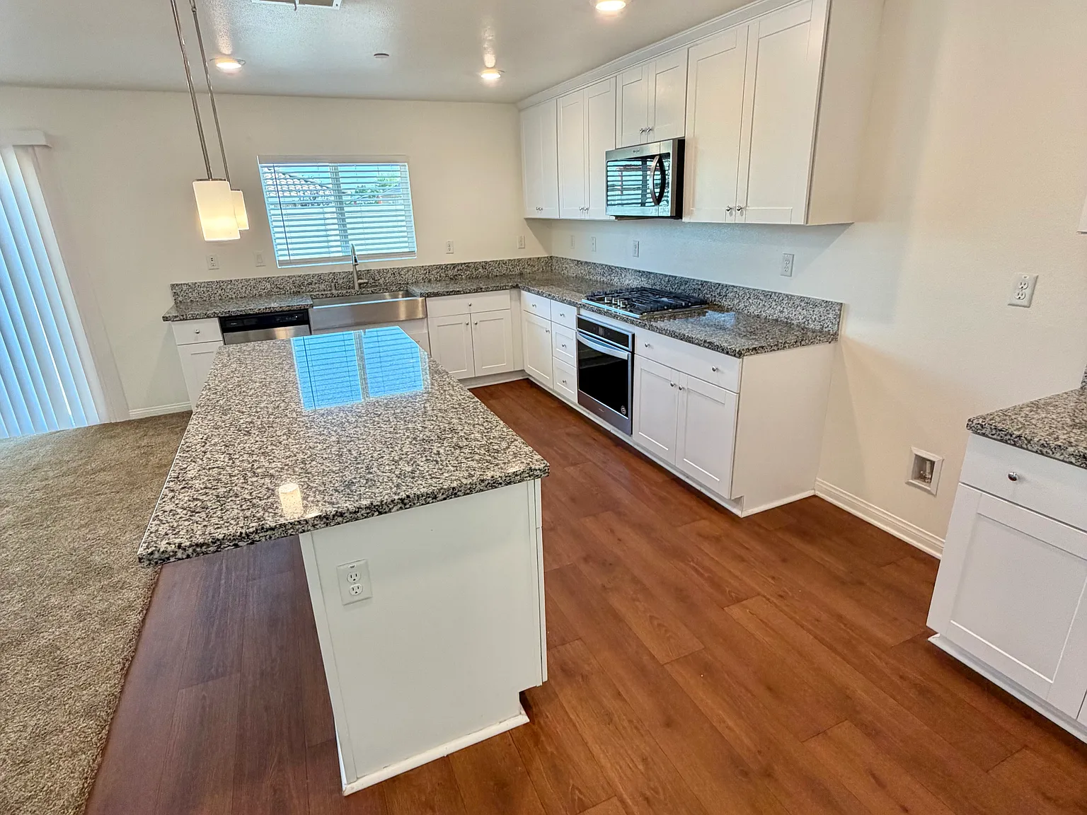 4 bed, 2325 sqft, $2,995 — Photo 3