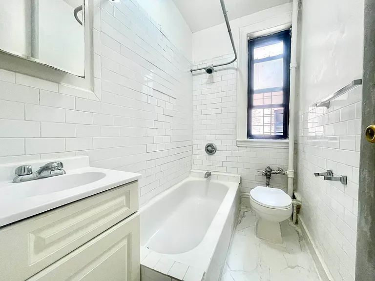 674 47th St #3J — Photo 4