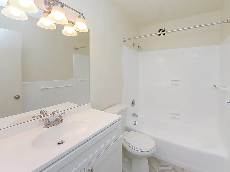 The Carlyle Apartment Homes — Photo 12