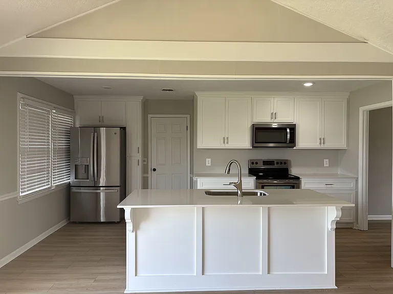 127 Holiday Ct — Photo 2