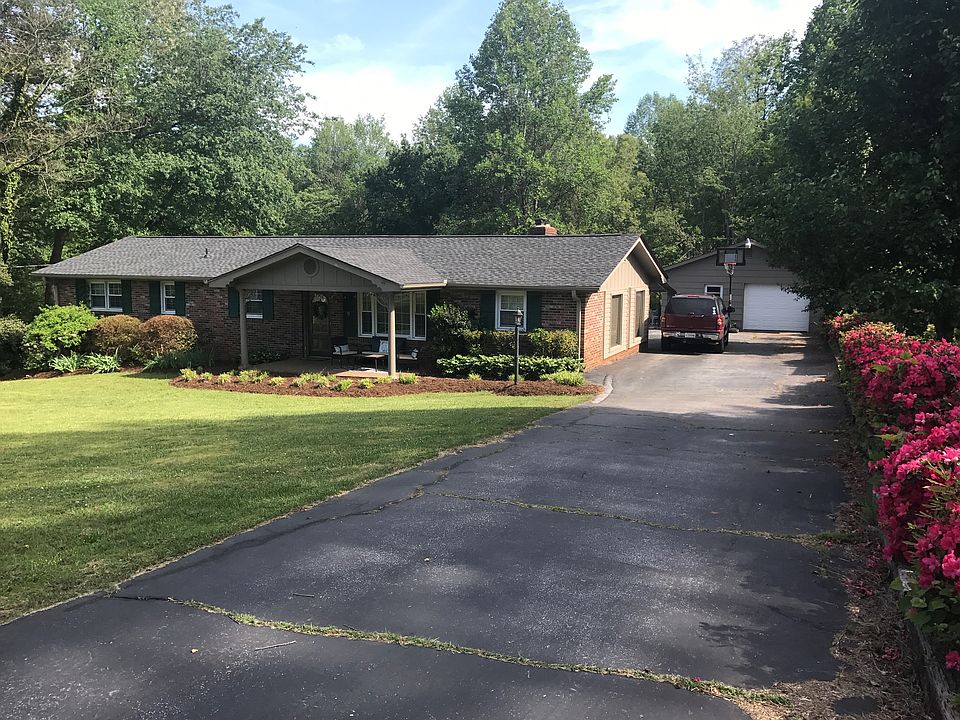 3 beds · 2 baths · 1,590 sqf
