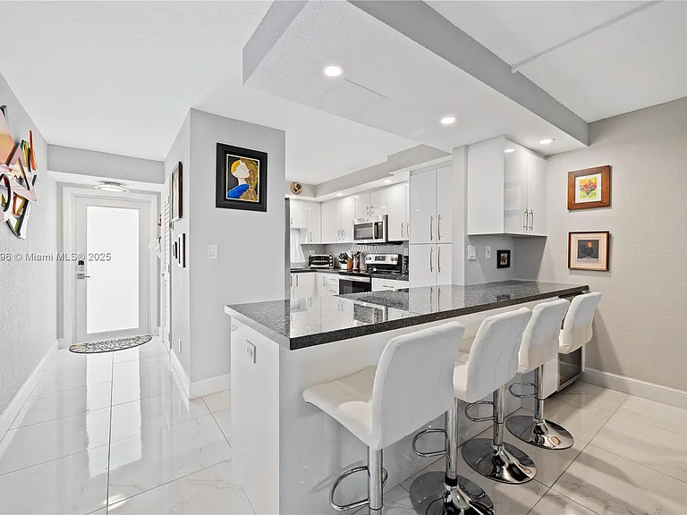 711 S Hollybrook Dr #109 — Photo 4