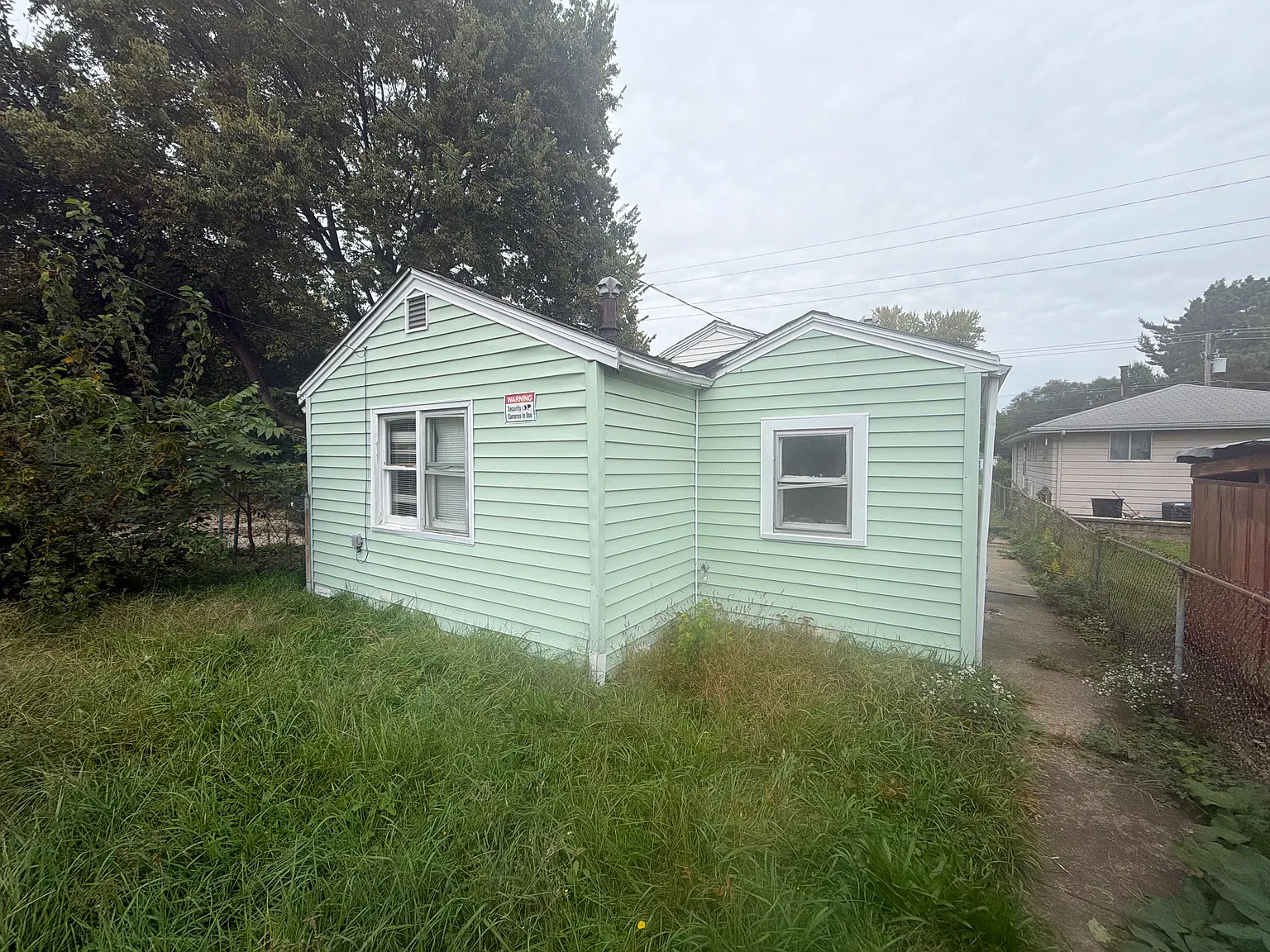 3 bed, 810 sqft, $890 — Photo 2