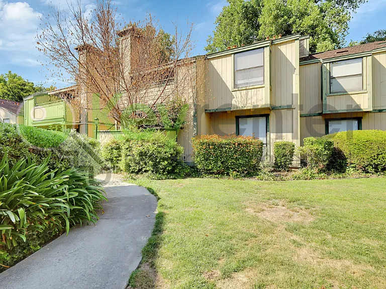 600 Del Verde Cir #7 — Photo 3